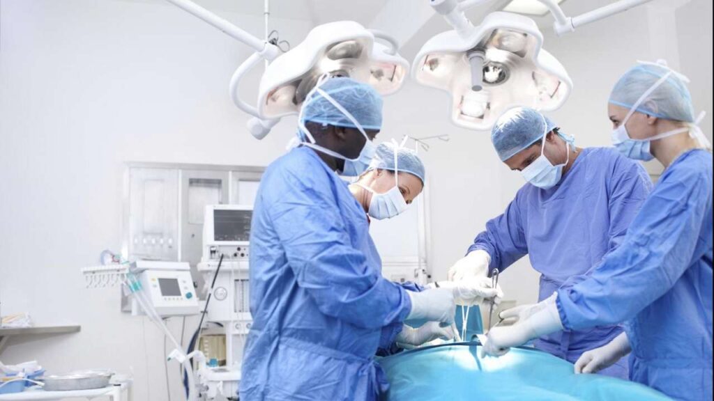 چگونه از عمل جراحی برای درمان سرطان کلیه استفاده می شود؟ 